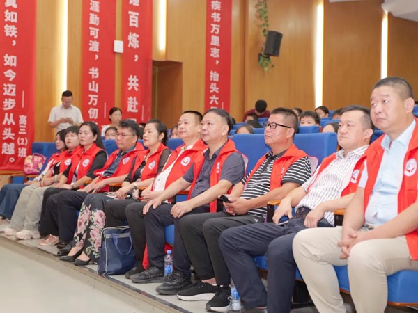 “这样有温度、有高度、有实力的学校，值得点赞！”