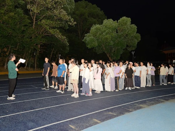 雨夜、星光与歌声：一场高复班的暖心“预谋”