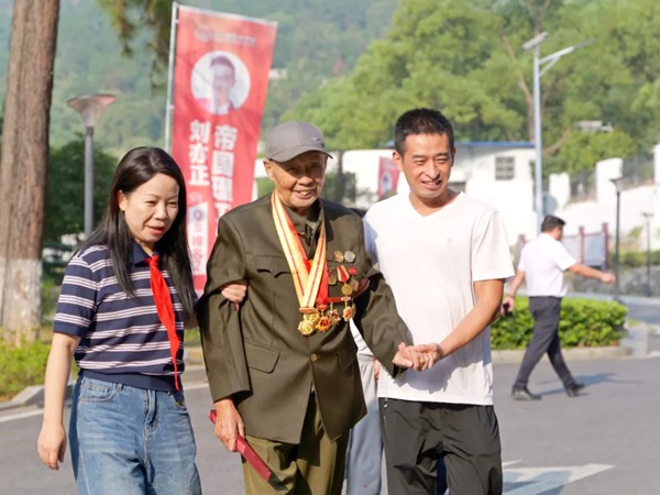 96岁老革命与10后少先队员的“交棒”：一堂“好好学习”的红