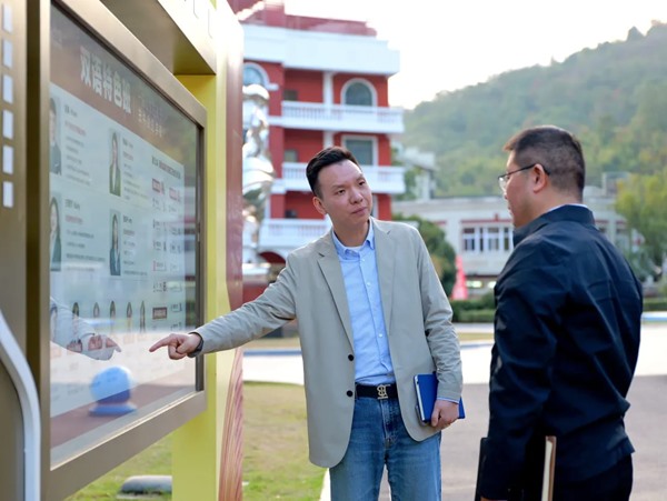 市委教育工委委员、市教育局副局长吴涛一行莅临天行创世纪学校调